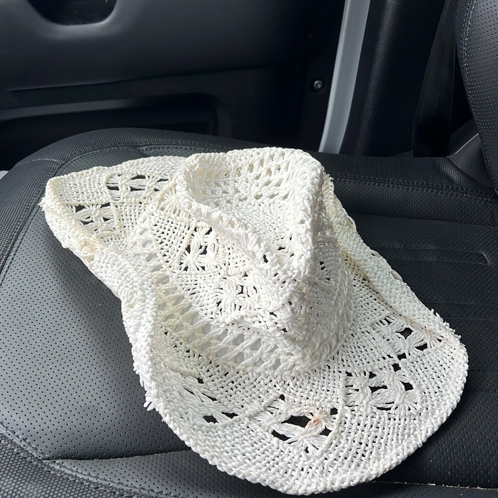 super cute white straw hat🤍